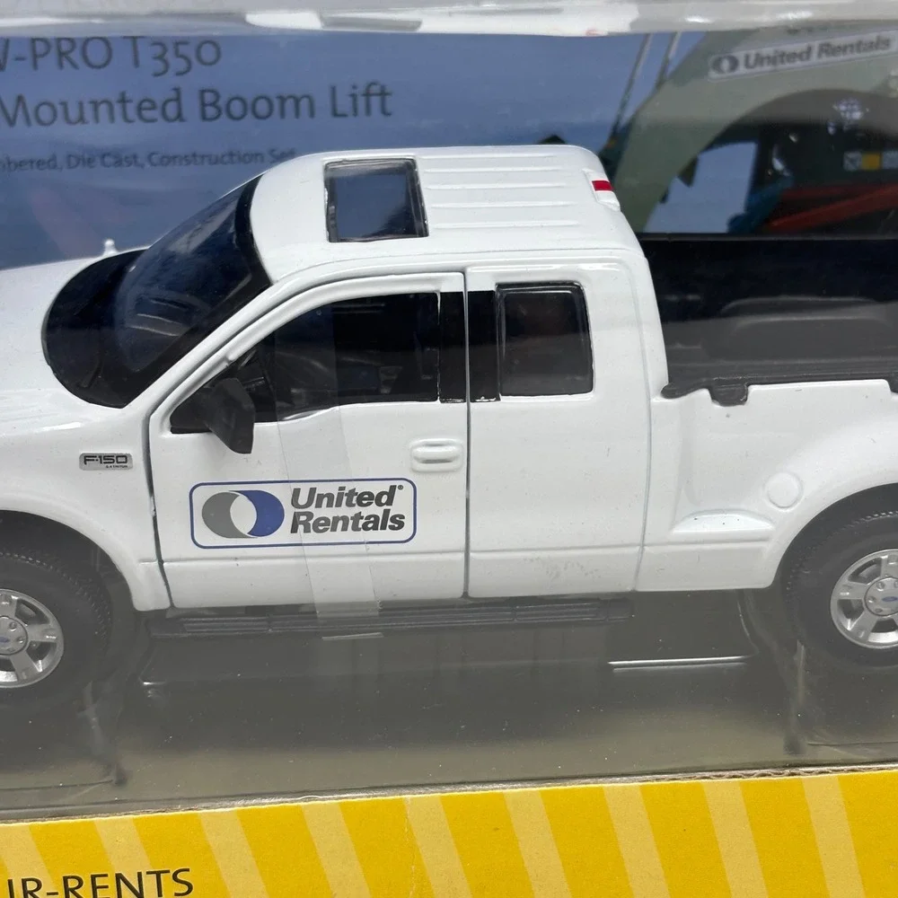 United Rentals Collector Series V Ford F150‎ Pickup & JLG TOW-PRO T350 Boom Lift